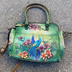 Anuschka cross-body bag with detatchable strap. Medium size bag. Pockets !